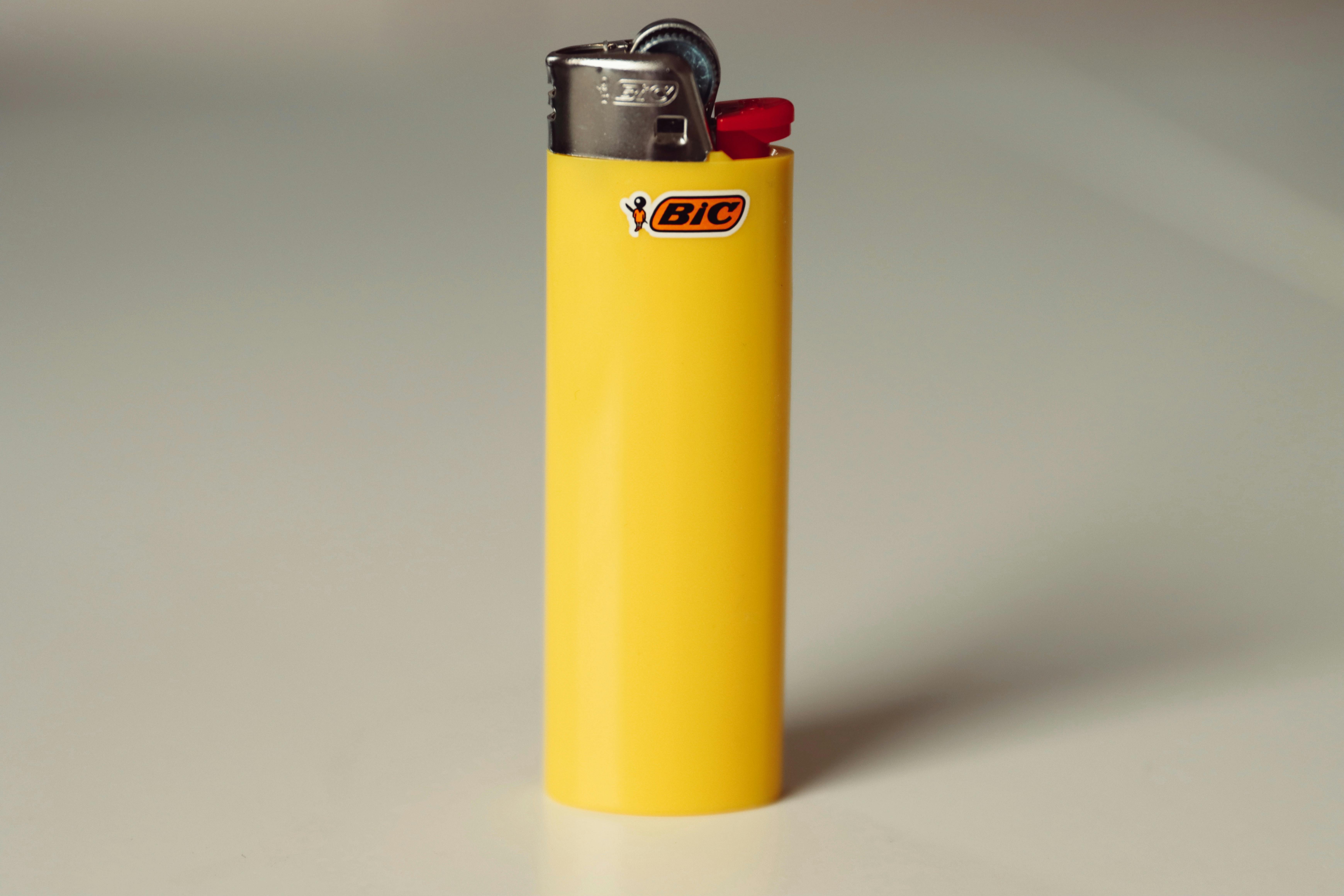 encendedor BIC amarillo sobre fondo blanco producto